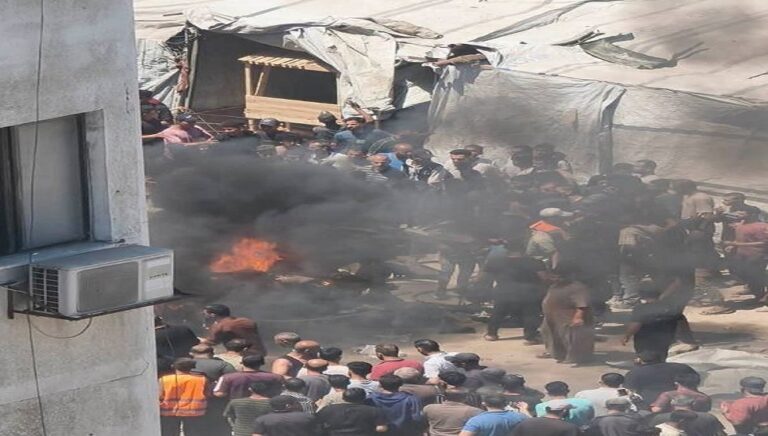 غزة تسجل قتلى وجرحى جراء استهداف سيارة من قبل إسرائيل قتلى وجرحى بضربة إسرائيلية استهدفت سيارة في غزة