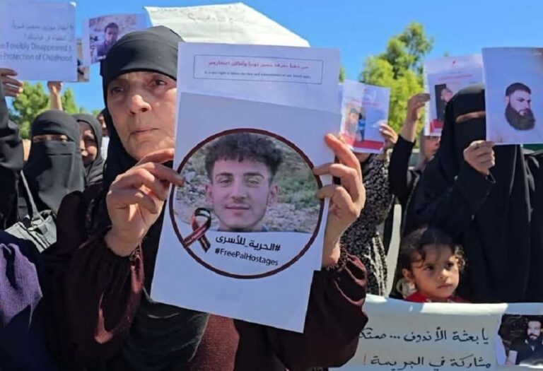 سوريا تنظم وقفة احتجاجية لذوي الأسرى أمام مقر “الأندوف” سوريا.. ذوو الأسرى لدى إسرائيل ينظمون وقفة احتجاجية أمام "الأندوف" (صور)