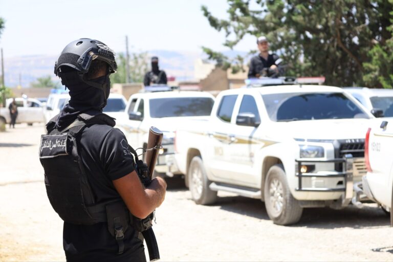 الداخلية السورية تعلن القبض على لواء شغل مناصب قيادية في عهد الأسد الداخلية السورية تعلن القبض على لواء شغل عددا من المناصب القيادية الحساسة بعهد الأسد (صورة)