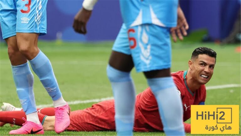 نجم إنجلترا السابق: رونالدو يطارد ميسي وأصبح عبئًا على البرتغال نجم إنجلترا السابق عن رونالدو: يطارد ميسي وأصبح عبئًا على البرتغال
