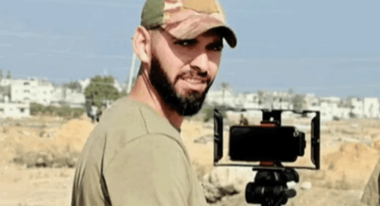 مقتل مصور الجزيرة أحمد وشاح إثر قصف إسرائيلي في غزة مقتل مصور الجزيرة أحمد وشاح في قصف إسرائيلي وسط غزة