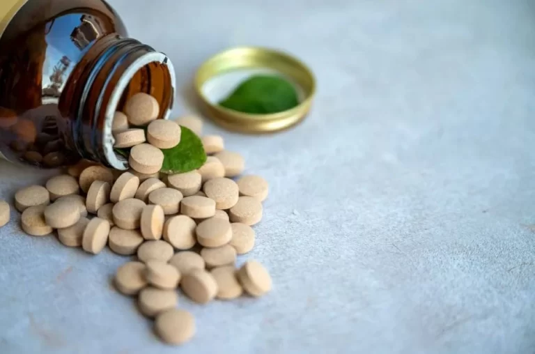 الإفراط في المكملات الغذائية يسبب أضراراً صحية خطيرة وفق دراسات حديثة خطر «كوكتيل المكملات الغذائية»..الإفراط في الفيتامينات قد يعرضك لهذه الأضرار
