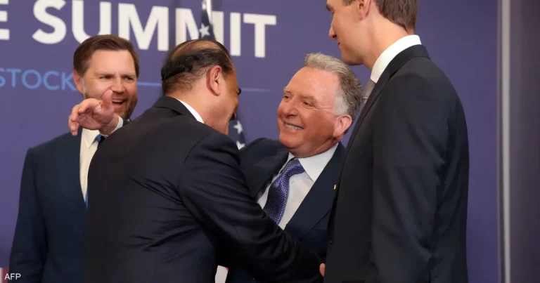 أميركا وإيران يعقدان أول اجتماع في سويسرا ويتناولان أبرز القضايا عقد أول اجتماع بحضور أميركي وإيراني في سويسرا.. وهذه أبرز محاوره