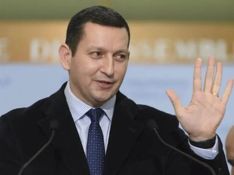 سوريا تعيد جهاد مقدسي إلى الدبلوماسية مستشاراً للشؤون الأمريكية بعد 13 عاماً في المهجر بعد 13 عاما في المعارضة والمهجر.. جهاد مقدسي يعود للدبلوماسية السورية مستشارا للشؤون الأمريكية