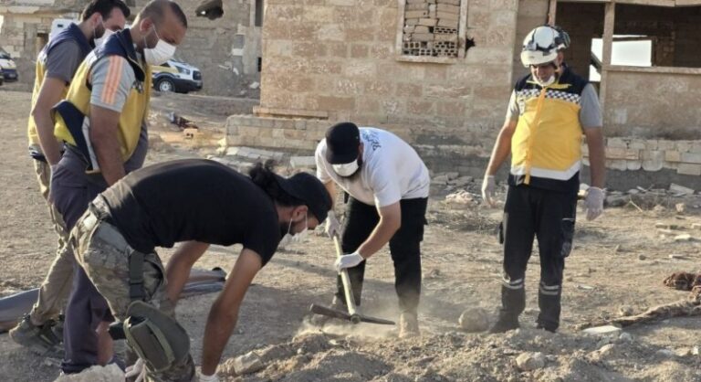 مقبرة جماعية تكشف داخل “اللواء 90” بالقنيطرة واعتقال مشتبه فيهما العثور على مقبرة جماعية داخل "اللواء 90" في القنيطرة والقبض على مشتبه بهما