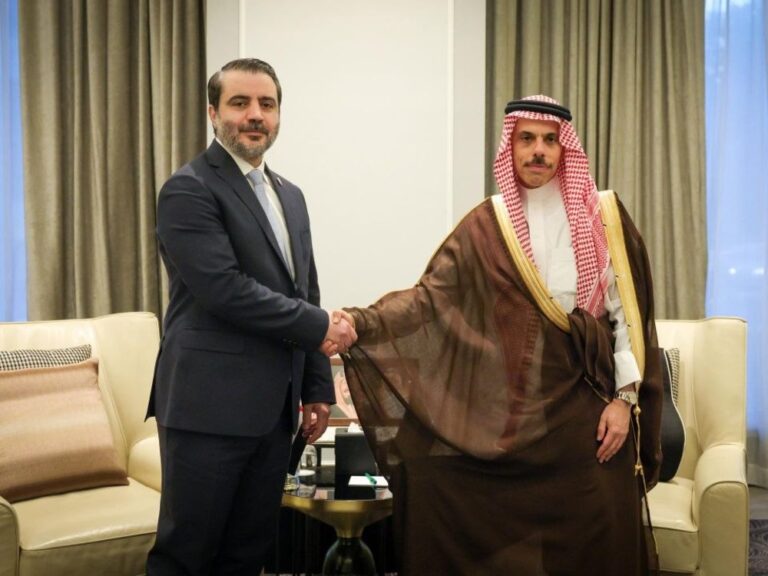وزير الخارجية السوري يبحث تعزيز العلاقات الثنائية مع نظيره السعودي في عمّان وزير الخارجية يبحث مع نظيره السعودي تعزيز العلاقات الثنائية على هامش اجتماع عمّان