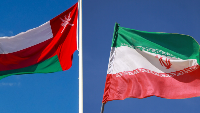 عُمان وإيران تؤكدان التزامهما بالعبور الآمن لمضيق هرمز