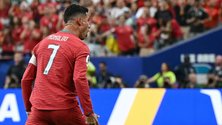 كريستيانو رونالدو يسجل 7 أرقام تاريخية تثير إعجاب المشجعين Roberto Martinez Cristiano Ronaldo Portugal 2:1
