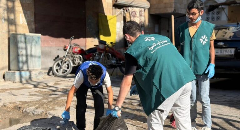 "بأيدينا نحافظ عليها".. حملة تعيد ملف النظافة إلى الواجهة في اللاذقية