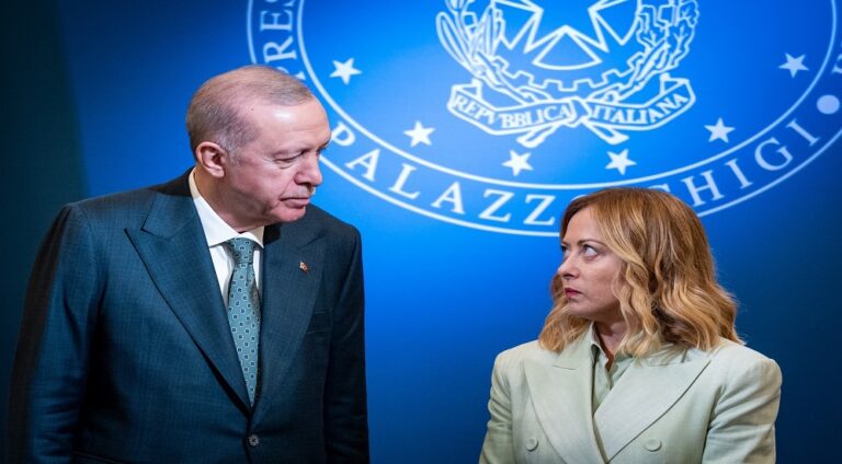 تركيا: أردوغان يعبر عن أمله في إقناع مواطنيه بالإقلاع عن التدخين أردوغان بعد استجابة ميلوني لنصحية الإقلاع عن التدخين: أتمنى لو أستطيع إقناع مواطني بلادي بالأمر نفسه