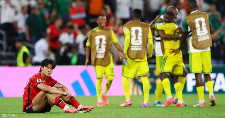 جنوب إفريقيا تباغت كوريا الجنوبية وترافق المكسيك إلى الـ32