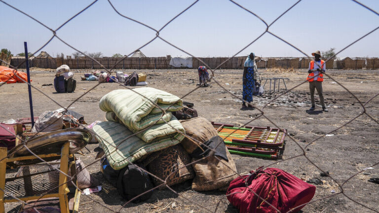 "معركة البقاء".. الحرب في السودان أزمة يومية لملايين المدنيين بين العطش والجوع وانهيار العملة