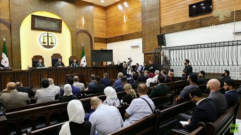 سوريا.. تأجيل محاكمة مفتي الجمهورية السابق بعد توجيه تهم ثقيلة إليه (صور + فيديو)