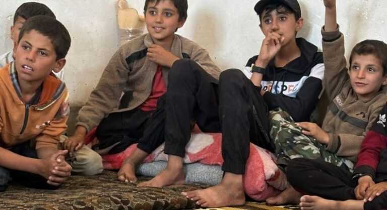 بين طرفٍ اصطناعي وحلمٍ مؤجل: فتى من ريف دير الزور يحاول استعادة جزء من طفولته