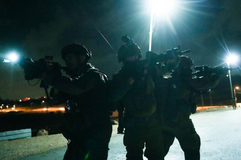 "القناة 12": مسلحون يطلقون النار على قوة إسرائيلية في المنطقة الأمنية داخل الأراضي السورية (فيديو)