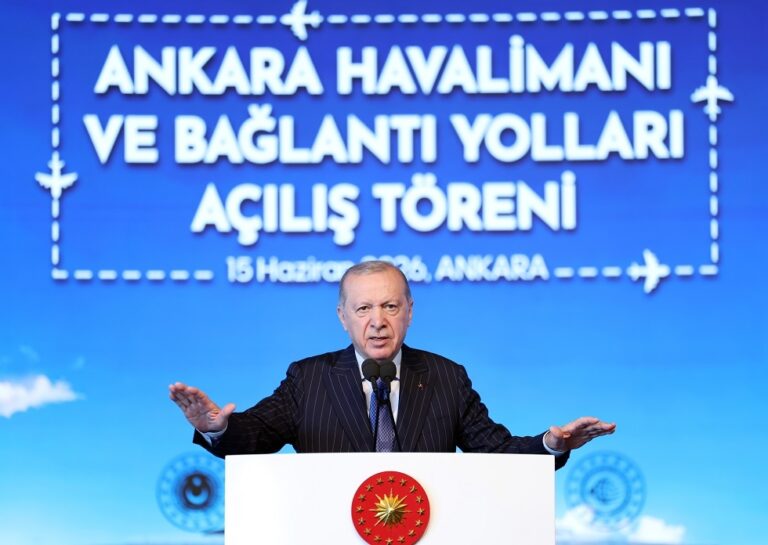 أردوغان يحذر من حظر الحجاب ويؤكد أن ارتداءه أمر طبيعي في تركيا