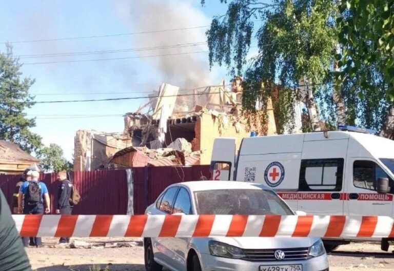 مقتل رضيع وإصابة أفراد أسرته إثر سقوط طائرة مسيرة على منزل في يغوريفسك الروسية مقتل رضيع وإصابة أفراد أسرته إثر سقوط طائرة مسيرة على منزل في يغوريفسك الروسية