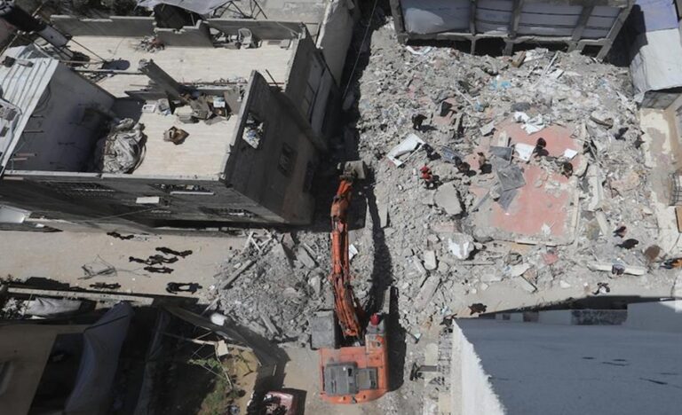 غزة: استمرار جهود الدفاع المدني للبحث عن الرفات تحت الأنقاض