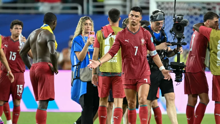 رونالدو يدعم منتخب البرتغال بعد إصابة مؤثرة قبل مواجهة كرواتيا رونالدو يدعم منتخب البرتغال بعد إصابة مؤثرة قبل مواجهة كرواتيا