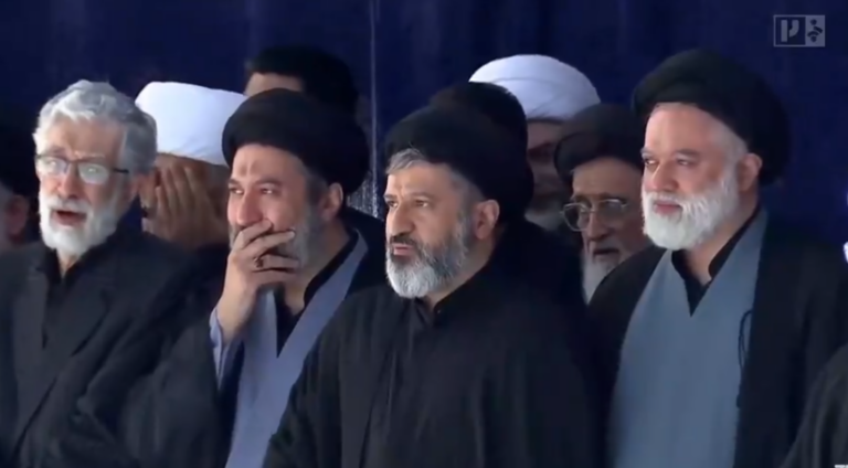 أبناء المرشد الإيراني الراحل علي خامنئي يحضرون مراسم تشييعه في طهران أبناء المرشد الإيراني الراحل علي خامنئي يحضرون مراسم تشييعه في طهران