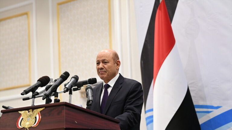 الرئاسة اليمنية تأمر برفع درجات الجاهزية لمواجهة الحوثيين في الحديدة الرئاسة اليمنية تأمر برفع درجات الجاهزية لمواجهة الحوثيين في الحديدة