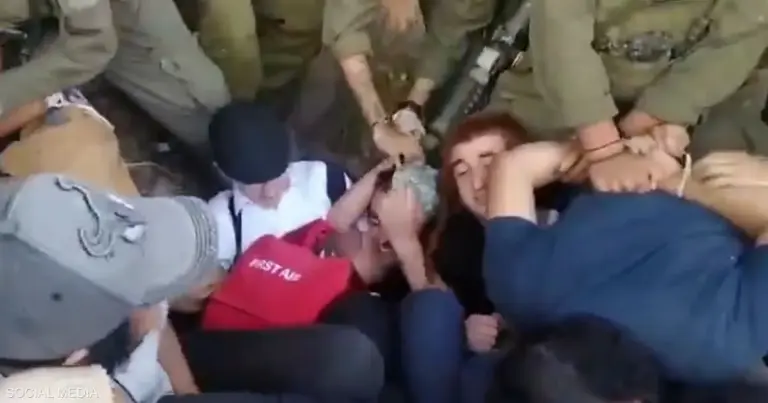 الجيش الإسرائيلي يعتقل مواطنين حاولوا عبور الحدود إلى سوريا الجيش الإسرائيلي يعتقل مواطنين حاولوا عبور الحدود إلى سوريا