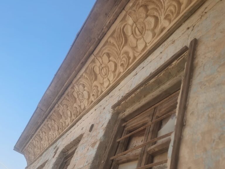 فرق أثارية عراقية تتفقد فندق الخيري التاريخي لحمايته في الرفاعي