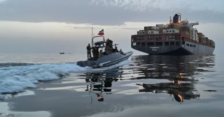 إيران تستهدف سفنًا تجارية في مضيق هرمز بهجمات صاروخية إيران تستهدف سفنًا تجارية في مضيق هرمز بهجمات صاروخية