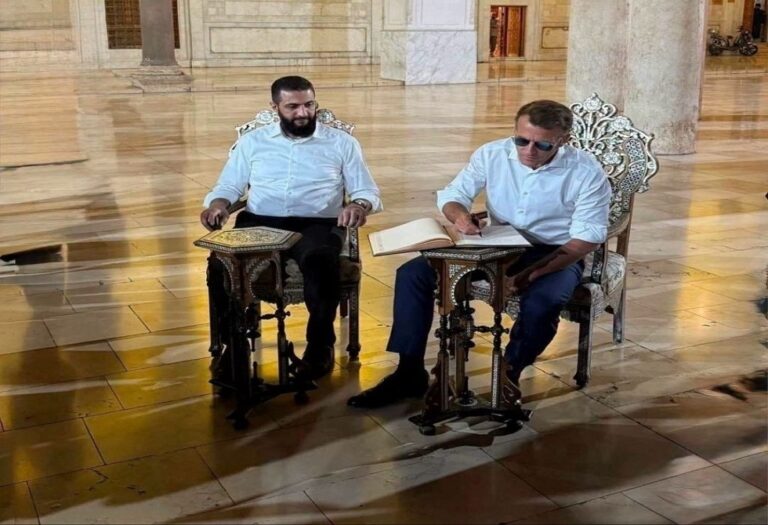 ماكرون يزور الجامع الأموي في دمشق ويوقع في سجل الزوار برفقة الشرع