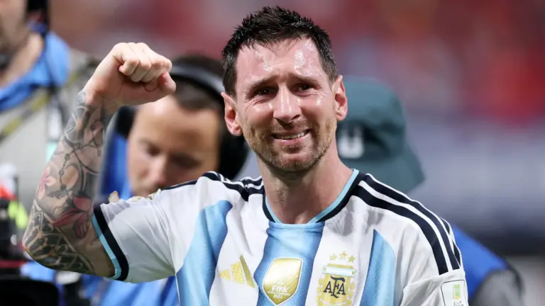 ميسي يبكي بعد إقصاء مصر في بطولة كأس الأمم الأفريقية ميسي يبكي بعد إقصاء مصر في بطولة كأس الأمم الأفريقية