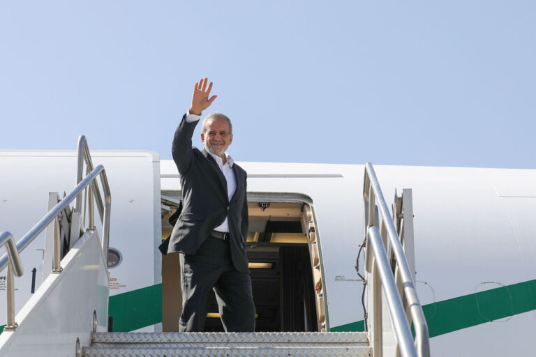 الرئيس الإيراني يغادر النجف متوجهاً إلى طهران بعد مراسم استقبال جثمان خامنئي الرئيس الإيراني يغادر النجف متوجهاً إلى طهران بعد مراسم استقبال جثمان خامنئي