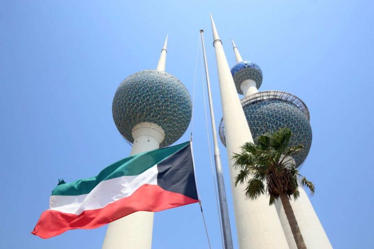 الدفاعات الجوية الكويتية تعترض هجمات صاروخية رداً على القصف الأمريكي لإيران