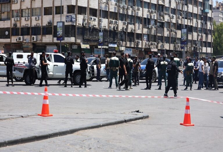 تفجيران في دمشق يسفرا عن قتيل و36 مصابًا بينهم حالات مستقرة تفجيران في دمشق يسفرا عن قتيل و36 مصابًا بينهم حالات مستقرة