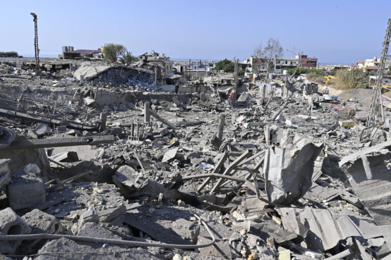 غارات إسرائيلية تستهدف جنوب لبنان واشتباكات في بنت جبيل مع “حزب الله” غارات إسرائيلية تستهدف جنوب لبنان واشتباكات في بنت جبيل مع "حزب الله"