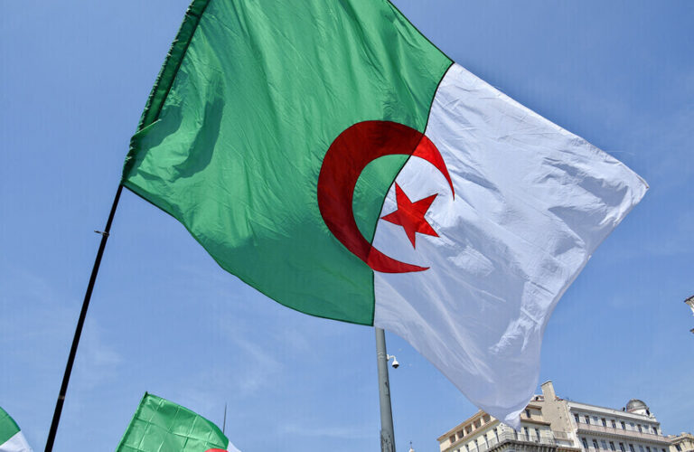 الجزائر: النيابة العامة تطلب 12 سنة سجناً لوزير أسبق وعدد من رجال الأعمال الجزائر: النيابة العامة تطلب 12 سنة سجناً لوزير أسبق وعدد من رجال الأعمال