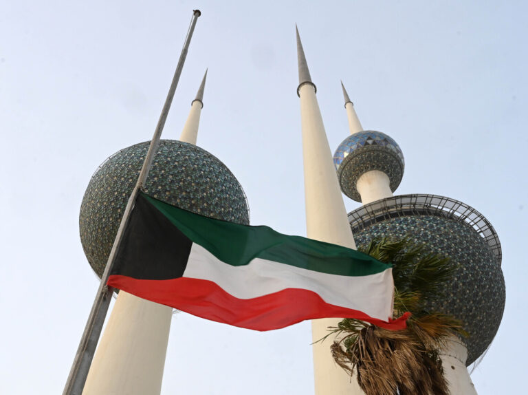 الكويت تعترض صواريخ وطائرات مسيرة وتدين انتهاكات إيران لسيادتها