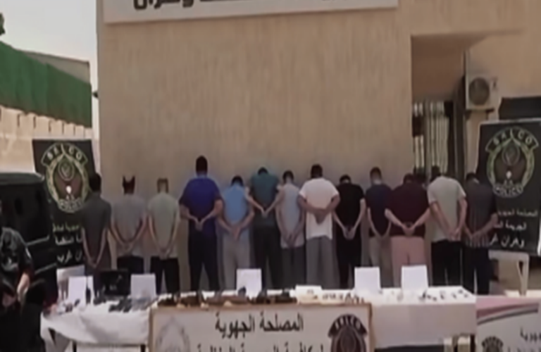 الجزائر: توقيف 14 شخصًا انتحلوا صفة رجال أمن للسطو على المواطنين الجزائر: توقيف 14 شخصًا انتحلوا صفة رجال أمن للسطو على المواطنين