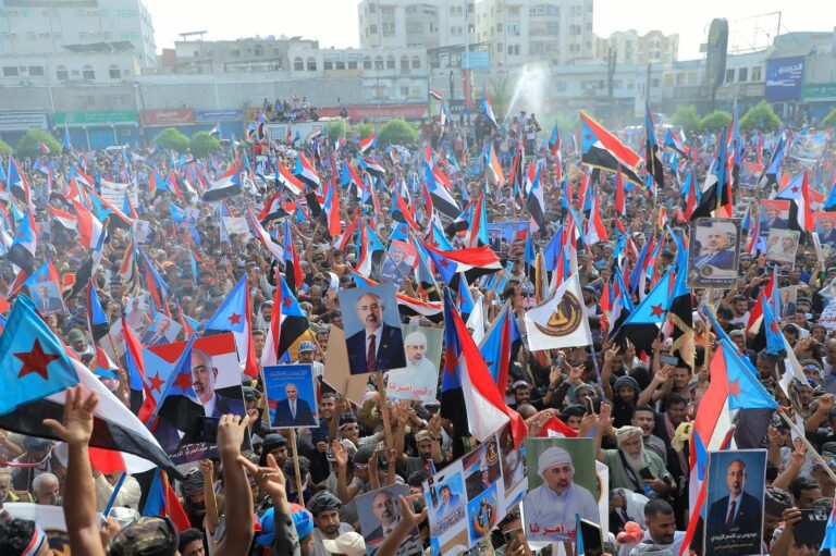 تظاهرات حاشدة في مدن جنوب اليمن تأييداً للمجلس الانتقالي ورفضاً للتدخل الخارجي