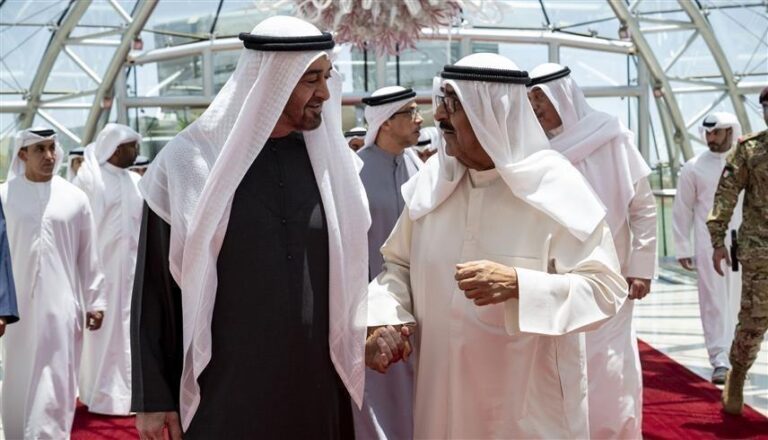 محمد بن زايد وأمير الكويت يعقدان اجتماعاً لبحث العلاقات الثنائية والقضايا الإقليمية