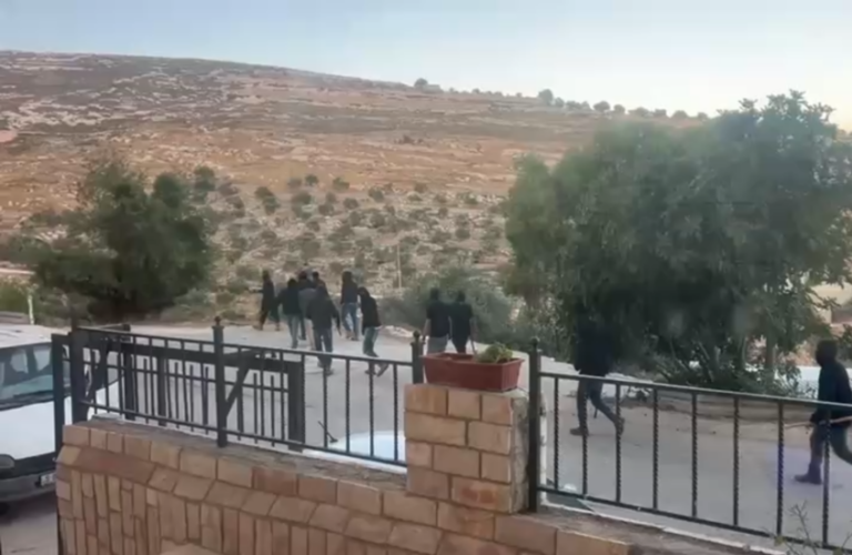 مستوطنون يعتدون على منازل الفلسطينيين في دير جرير شرق رام الله مستوطنون يعتدون على منازل الفلسطينيين في دير جرير شرق رام الله