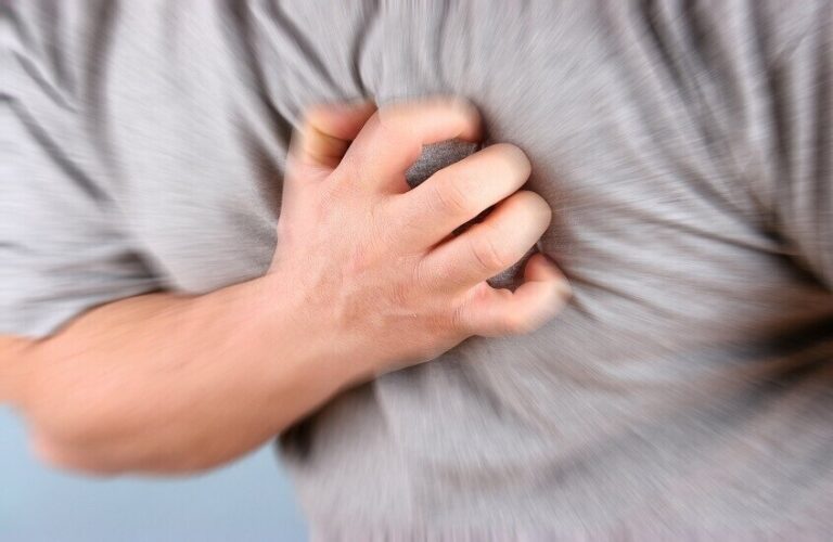 أعراض خفية قد تشير إلى مشكلات في القلب وتتشابه مع حرقة المعدة والإرهاق