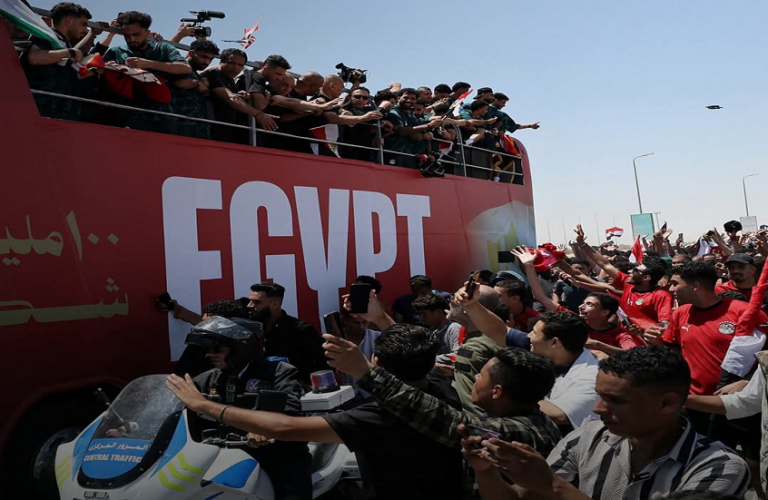 حالة جدل بعد استقبال منتخب مصر في العلمين ورفع أعلام فلسطين حالة جدل بعد استقبال منتخب مصر في العلمين ورفع أعلام فلسطين
