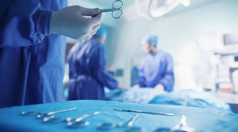 موجة حر في بريطانيا تؤجل عمليات جراحية وتزيد من إجهاد الطواقم الطبية موجة حر في بريطانيا تؤجل عمليات جراحية وتزيد من إجهاد الطواقم الطبية