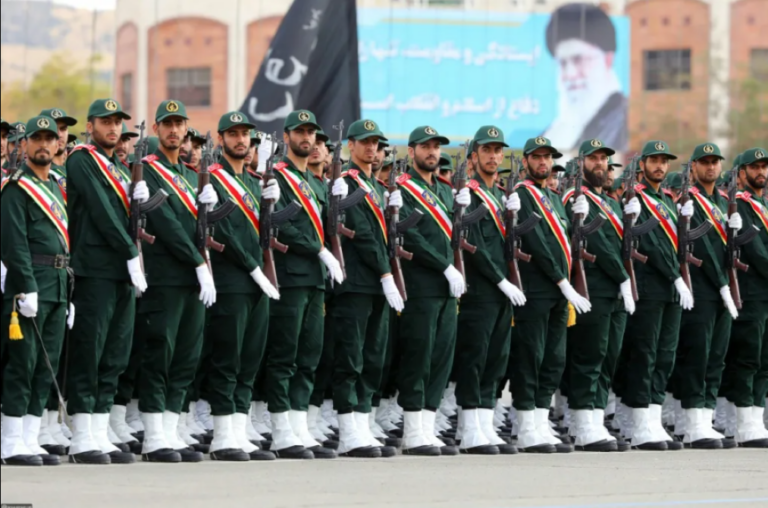 إيران تؤكد أهمية مضيق هرمز وتعد بالثأر لقائد الثورة خامنئي
