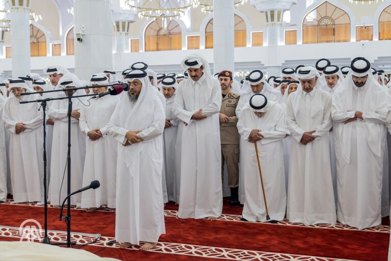أمير قطر يحمل جثمان والده الراحل حمد بن خليفة خلال مراسم تشييعه في الدوحة