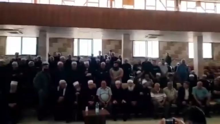 أهالي بلدة حضر السورية يستنكرون مداهمات الجيش الإسرائيلي ويؤكدون حقهم في الدفاع عن النفس أهالي بلدة حضر السورية يستنكرون مداهمات الجيش الإسرائيلي ويؤكدون حقهم في الدفاع عن النفس