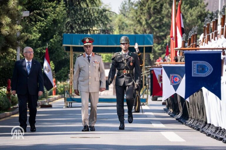 وزير الدفاع المصري يبدأ زيارة رسمية إلى تركيا وسط مخاوف إسرائيلية وزير الدفاع المصري يبدأ زيارة رسمية إلى تركيا وسط مخاوف إسرائيلية