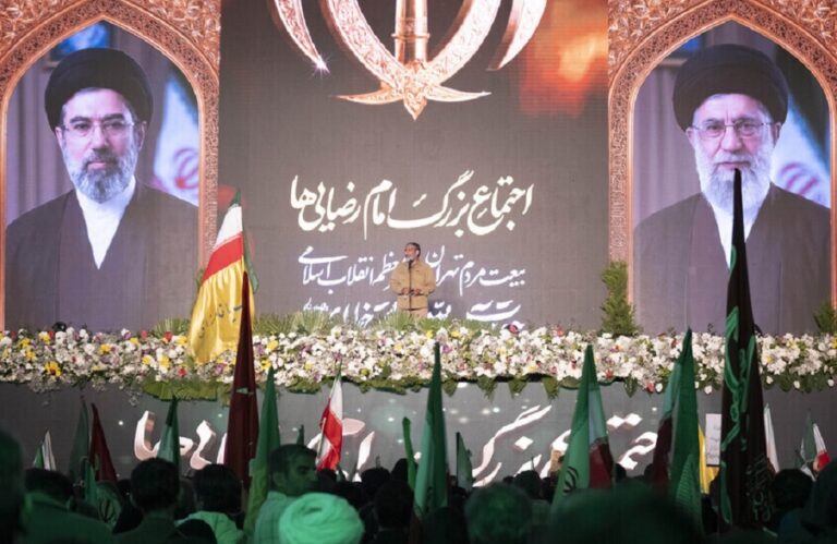 وسائل إعلام تكشف هوية الملثم في جنازة علي خامنئي