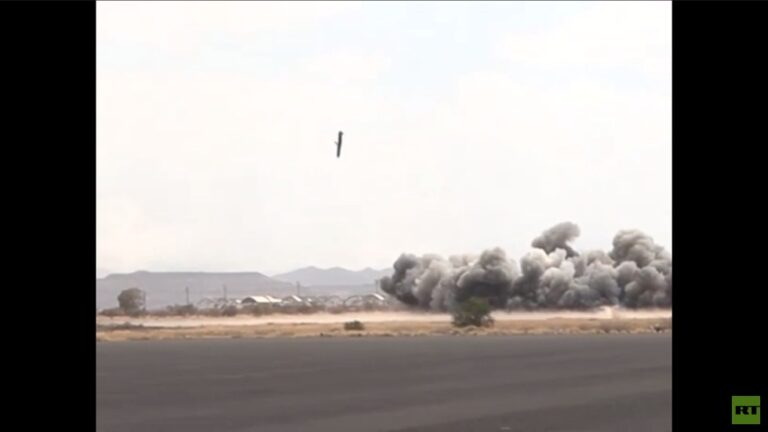 الجيش اليمني يستهدف مطار صنعاء الدولي في إطار مواجهة تهديد إيراني الجيش اليمني يستهدف مطار صنعاء الدولي في إطار مواجهة تهديد إيراني