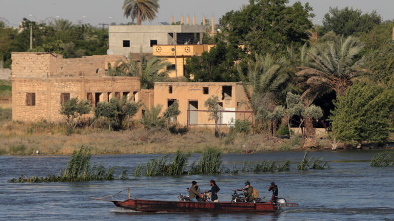 غرق زورق في دير الزور يسفر عن مقتل طفلين وإصابة آخرين غرق زورق في دير الزور يسفر عن مقتل طفلين وإصابة آخرين
